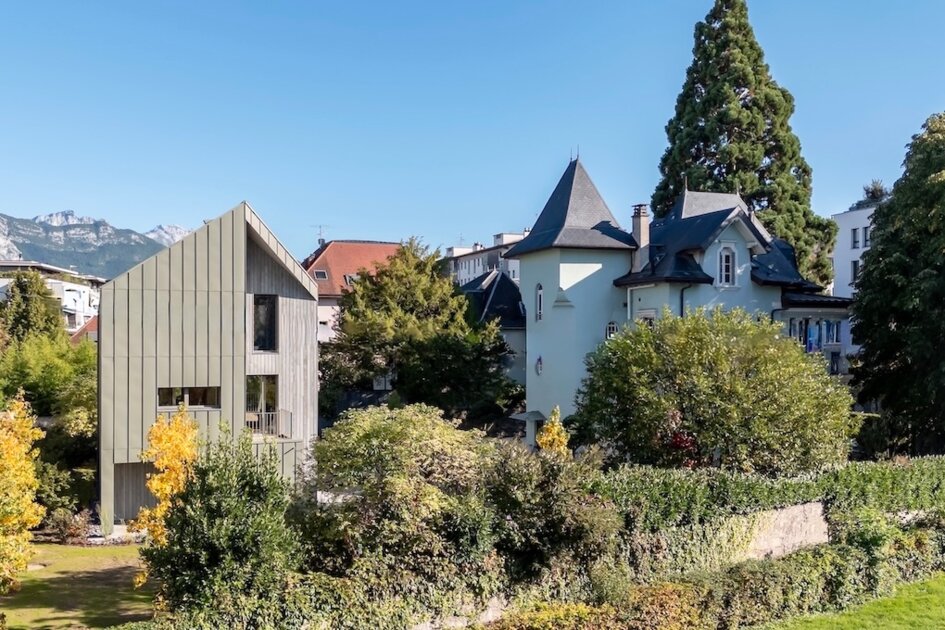 Contemporary building with a manor house