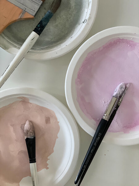 pinceaux et peintures couleurs