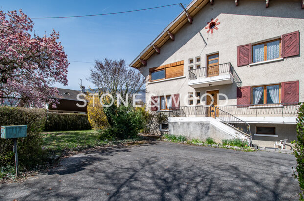 Property of 240 sqm close to the lake