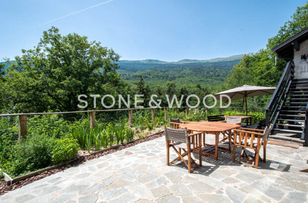 Propriété entièrement rénovée et offrant un style de vie unique dans un cadre verdoyant