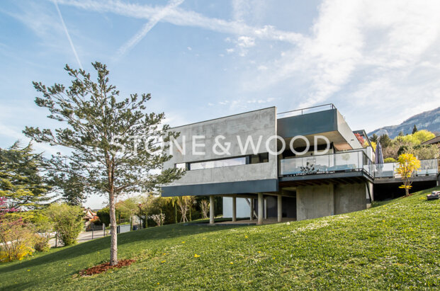 Modern property with panoramic views over Geneva