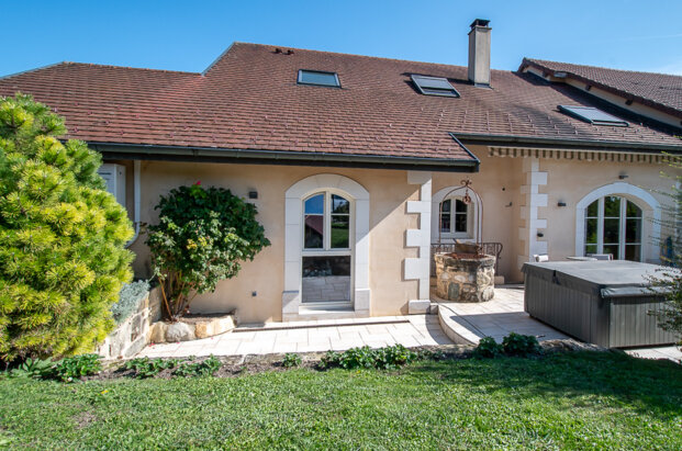 Ferme mitoyenne entièrement rénovée sur l'axe Annecy-Genève