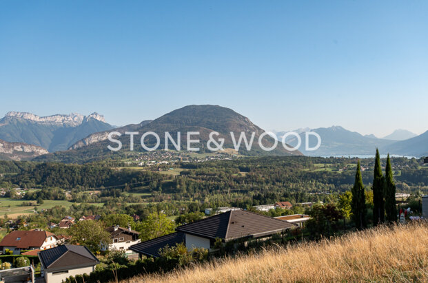 Detached house with lake and mountain views