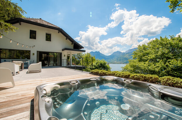 Villa d'architecte dans un cadre idyllique à deux pas du lac