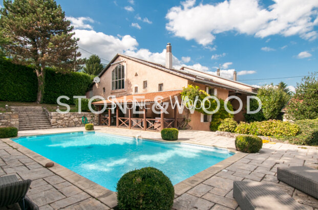 Ferme atypique avec de beaux volumes