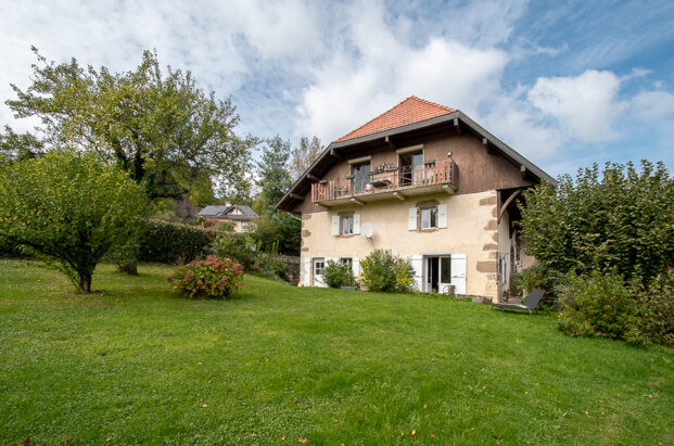 Corps de ferme réhabilité à Charvonnex avec terrain constructible