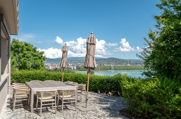 Fully renovated flat with beautiful lake views