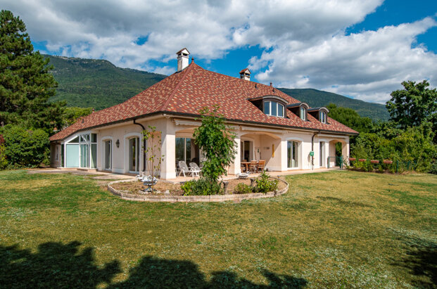 Magnifique villa avec grand jardin arboré et vue sur le Jura