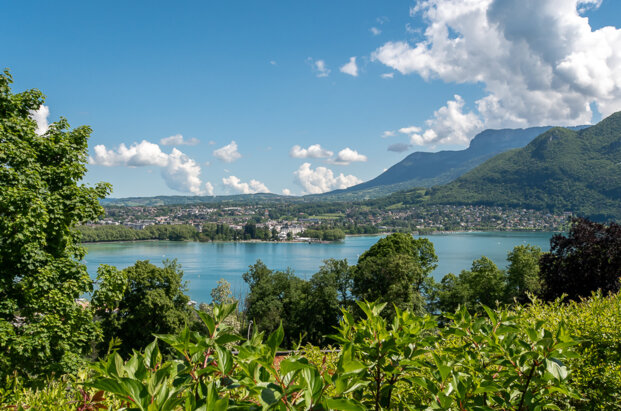 Fully renovated flat with beautiful lake views