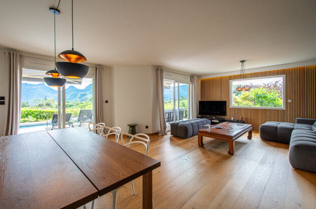 Villa with view of Lake Annecy and the mountains
