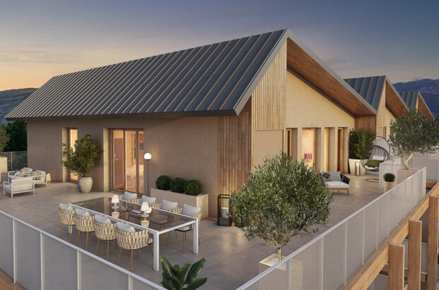 Top-floor 4-beds flat with a large balcony