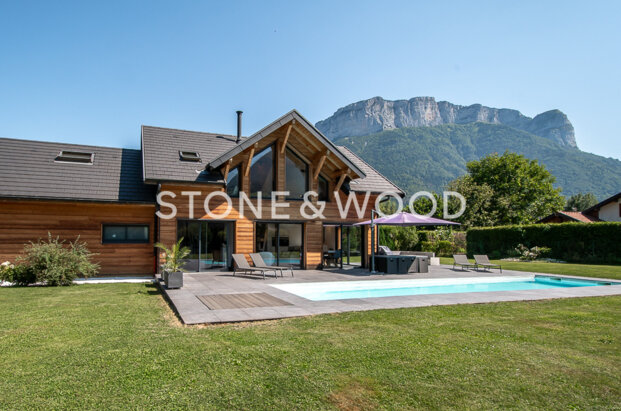 Beautiful modern villa in a peaceful setting