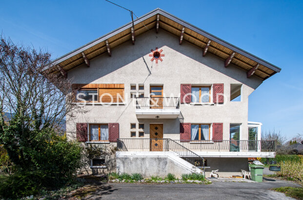 Property of 240 sqm close to the lake