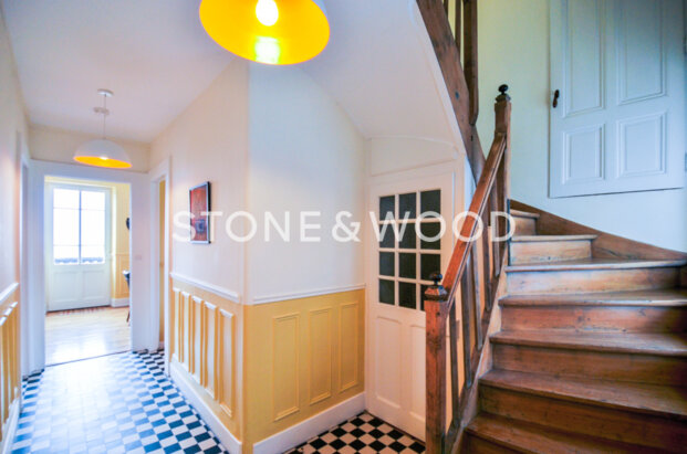 Propriété de 1907 rénovée et située à proche frontière