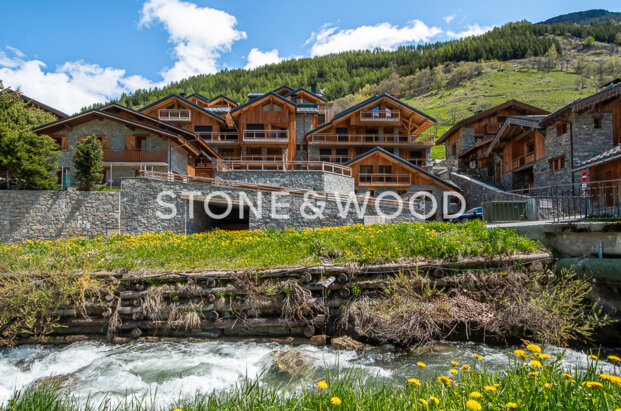3-beds flat with large terrace and mountain view