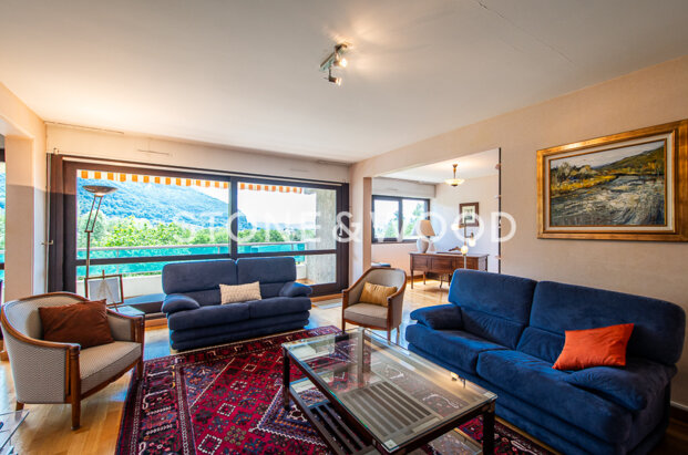 3-bedroom flat with lake and mountain views