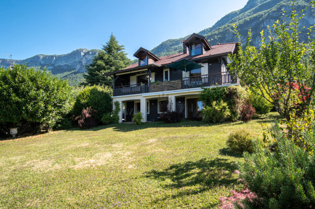 Charming 1940s house with lake and mountain views
