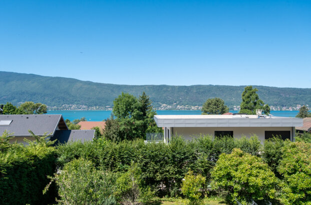 Charming 1940s house with lake and mountain views