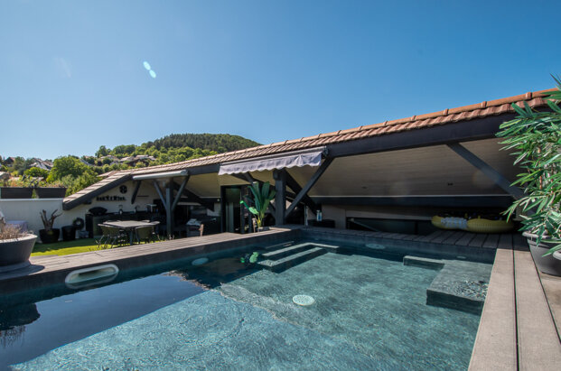 Maison de village avec piscine sur le toit
