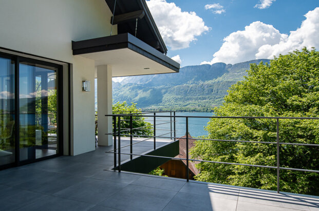 Villa d'architecte dans un cadre idyllique à deux pas du lac