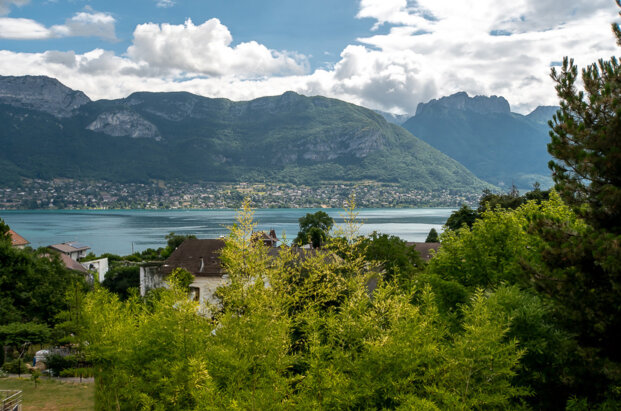 Contemporary property with lake view in Sevrier