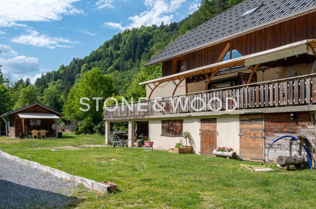Ferme rénovée avec dépendances proche Annecy