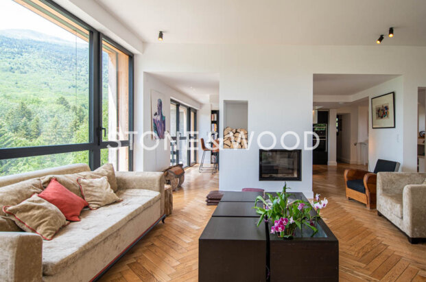 Propriété entièrement rénovée et offrant un style de vie unique dans un cadre verdoyant