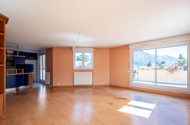 4 room penthouse with unobstructed view of the mountains