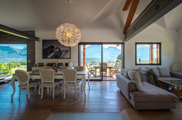 Charming villa on the heights of the lake