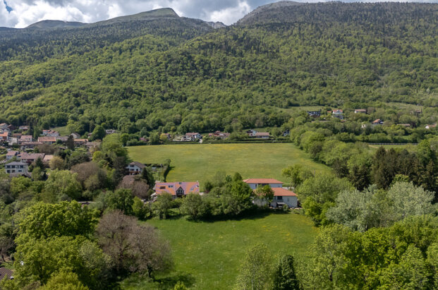 Terrain constructible de 902 m2 dans un cadre unique à Échenevex