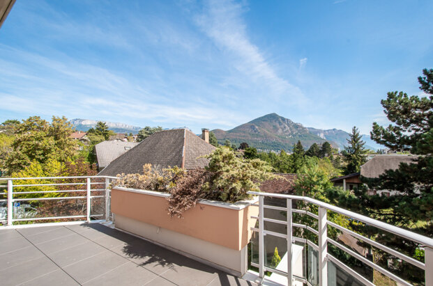 4 room penthouse with unobstructed view of the mountains