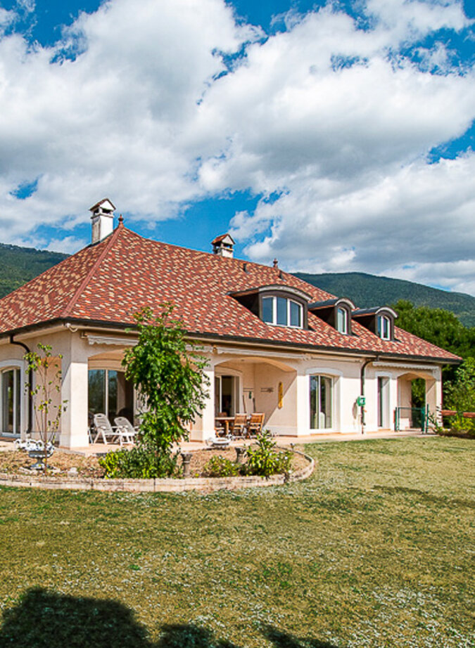 Magnifique villa avec grand jardin arboré et vue sur le Jura