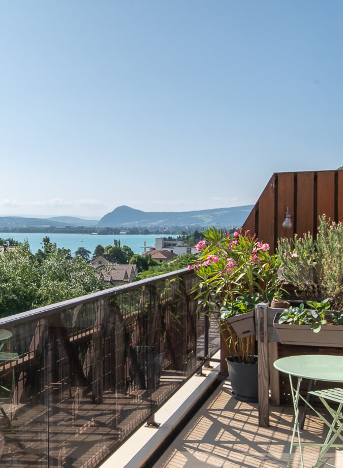 Top-floor 3-beds flat with panoramic lake view