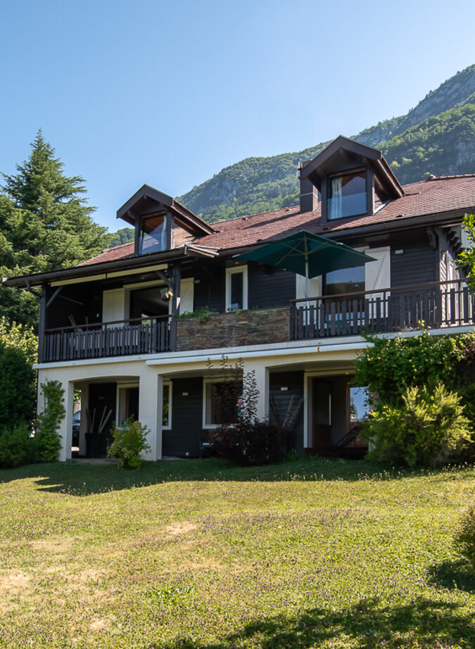 Charming 1940s house with lake and mountain views