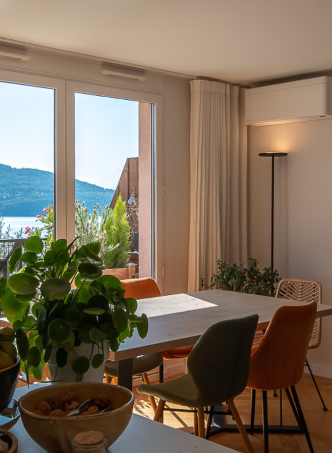 Top-floor 3-beds flat with panoramic lake view